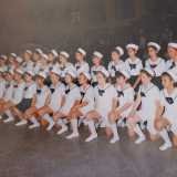 ...un�immagine del 1976 di fine anno con i bambini vestiti in stile marinaresco...